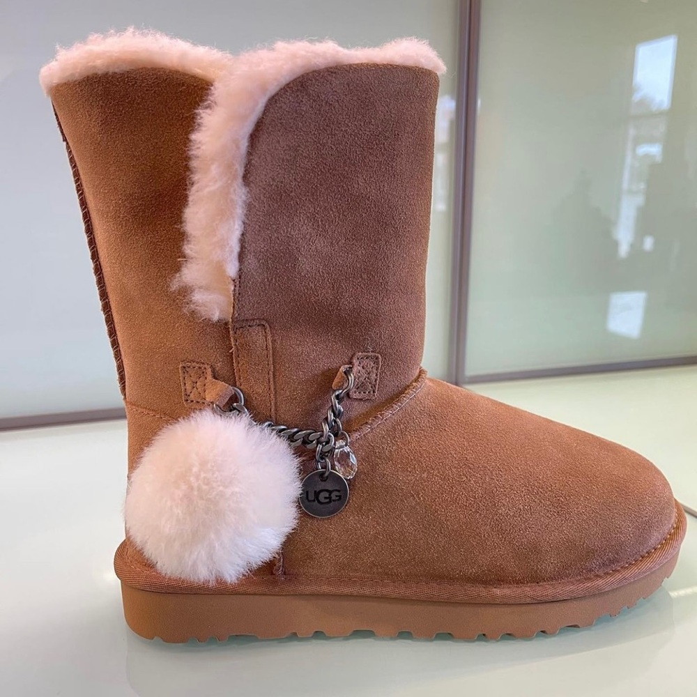 UGG Classic Short Charm
